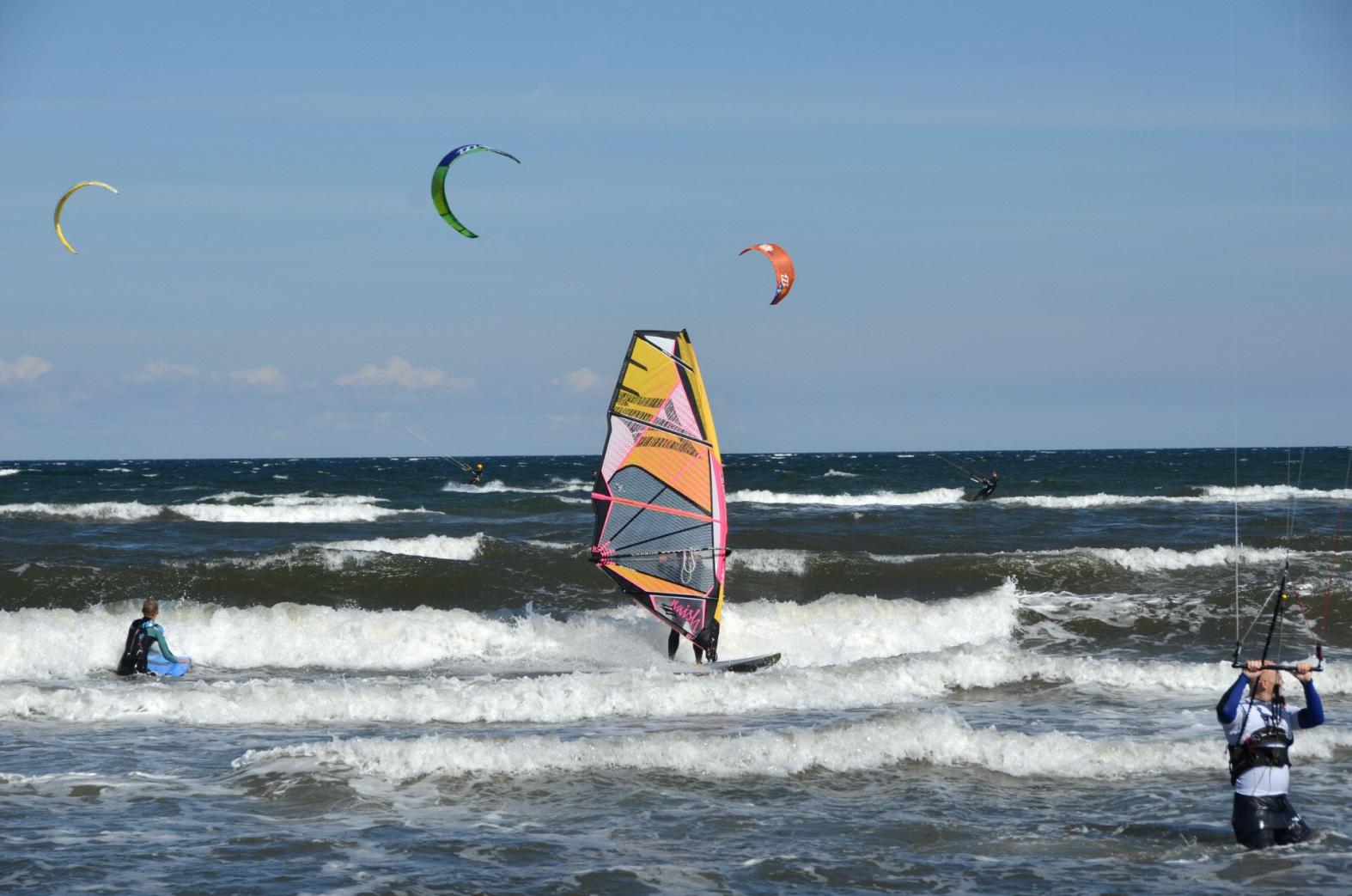Kiten und Surfen am Schönberger-Strand
