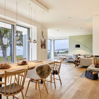 Wohnzimmer - Panoramafenster mit Blick auf die Kieler Förde