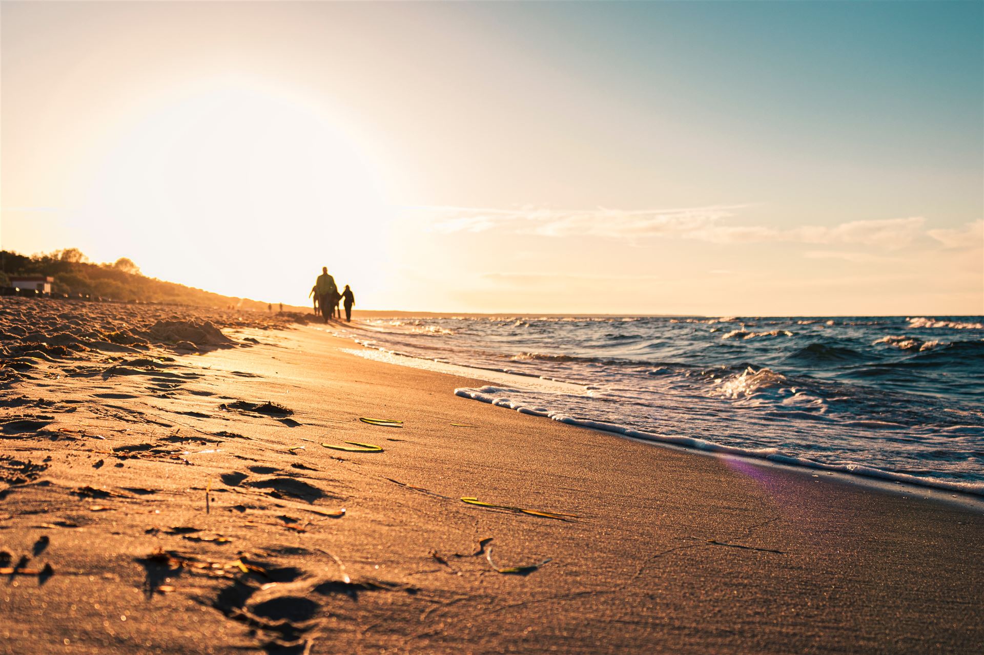 Untergehende Nachmittagssonne am Strand von Usedom an  der Ostsee